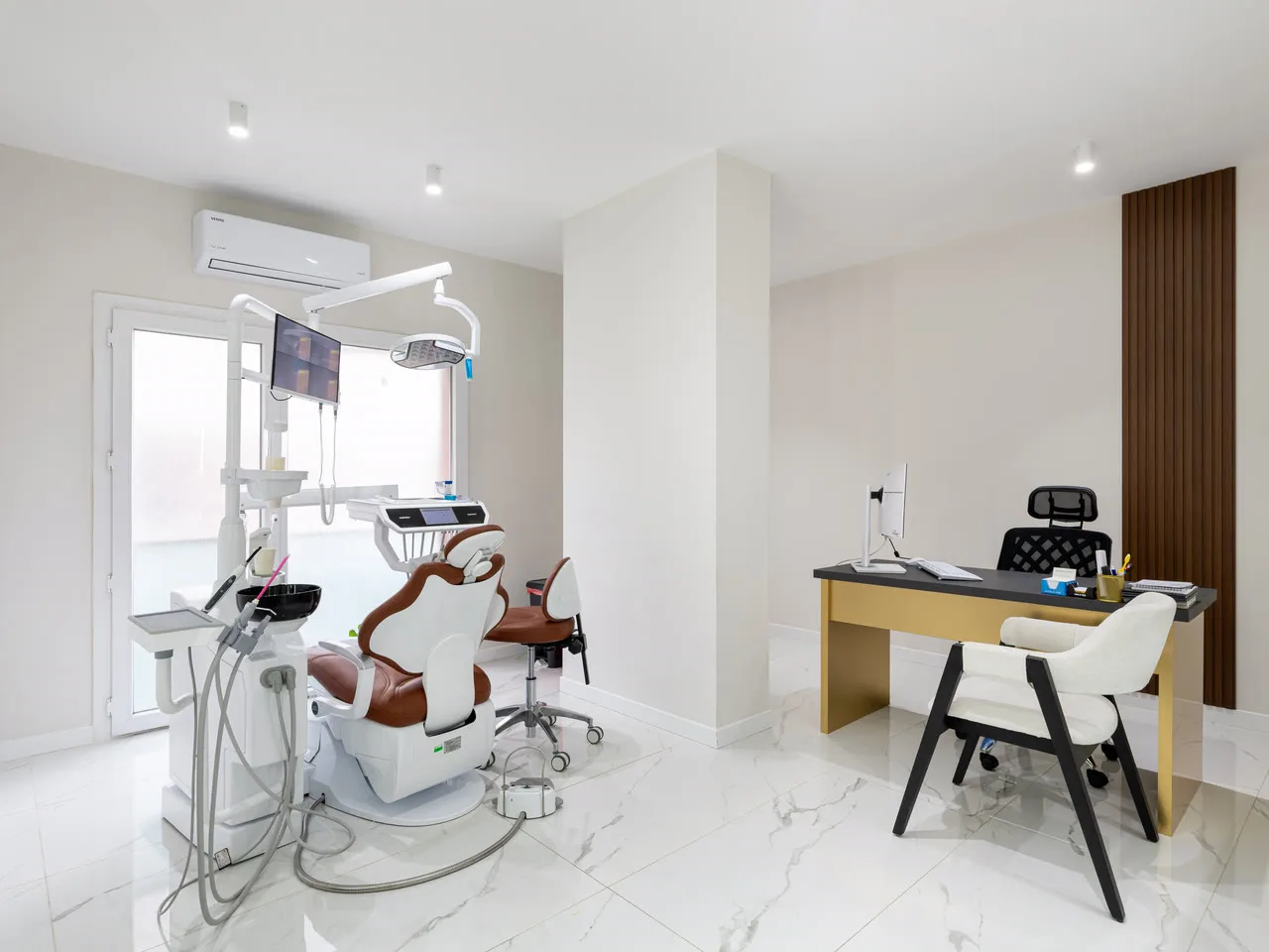 Habibler Clinic tedavi odası — modern ünit ve hekim masası