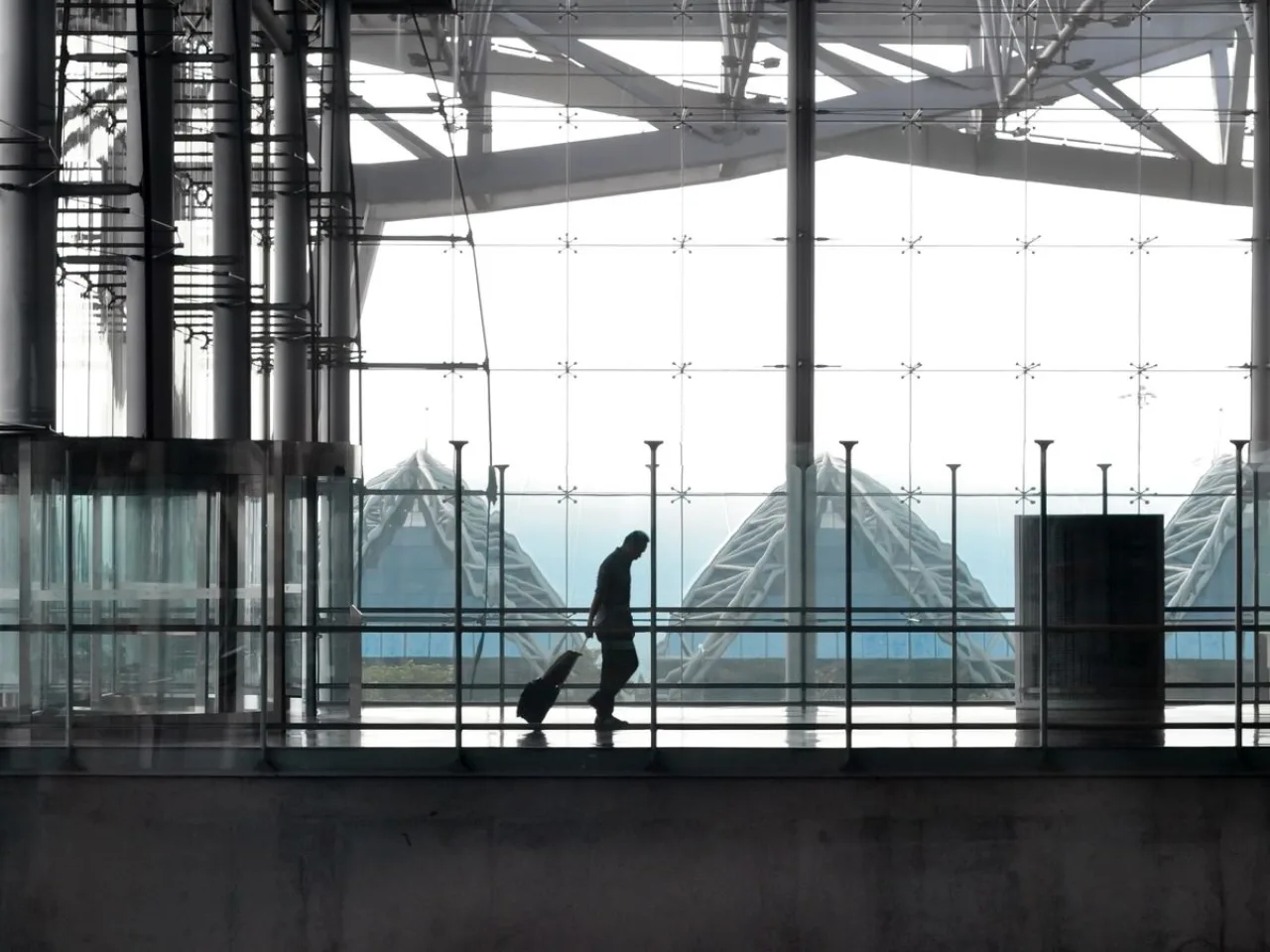 İstanbul’a varış — havalimanı terminalinde valizli yolcu